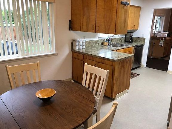 Kitchen dining area
