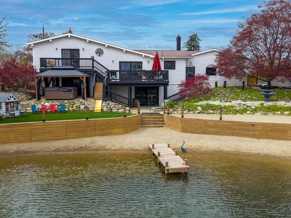 9059 Sandy Ridge Dr, White Lake, MI 48386