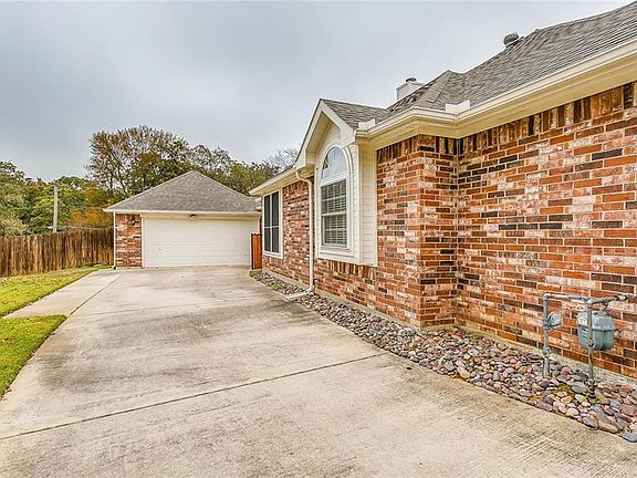 4th image of 824 Flagstone Dr
