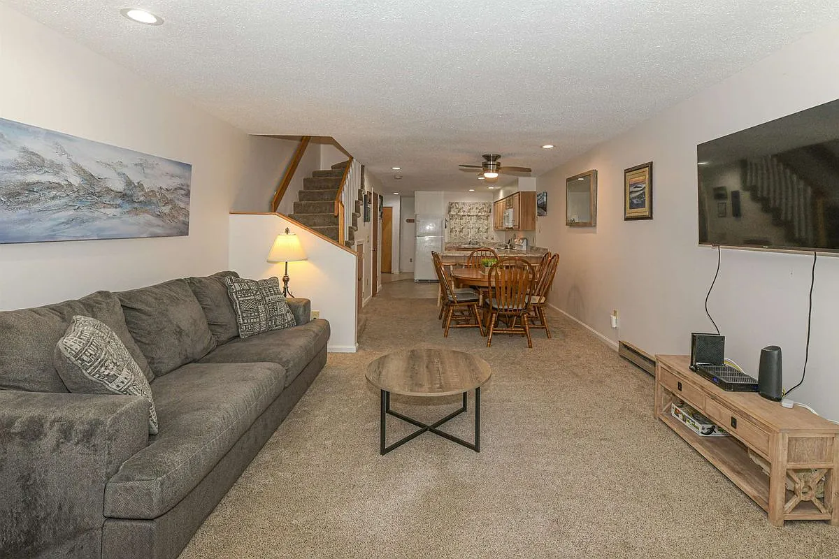 3 bed, 3.0 bath, 1383 sqft, $2,000 — Photo 2