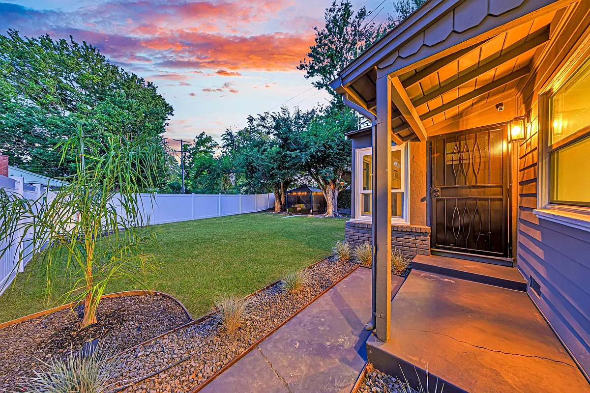 Low Maintenance Landscaped Yard. - 706 Poplar Ave #706