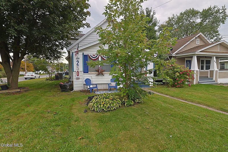 3rd image of 902 Altamont Avenue