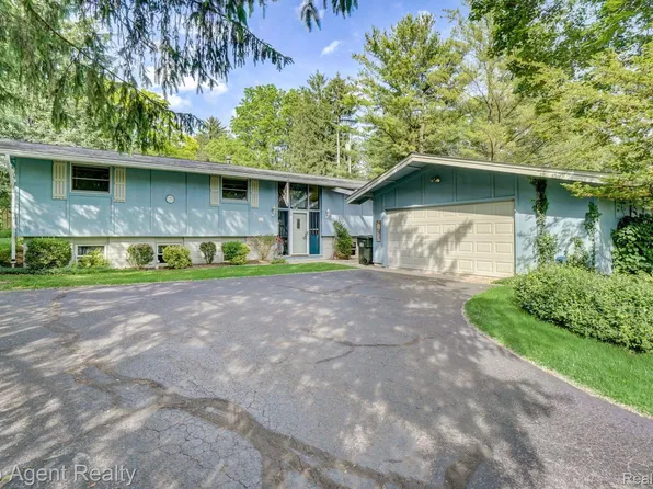 272 Gunder Ct, Rochester Hills, MI 48309
