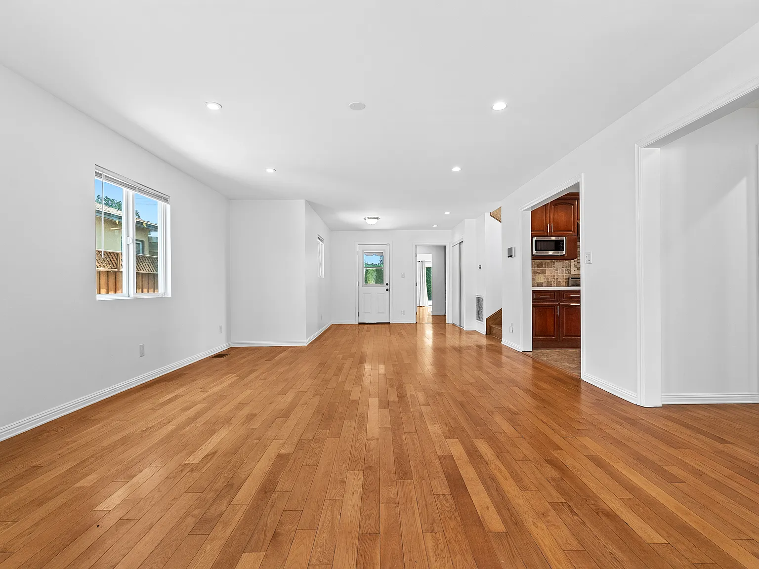 5 bed, 2466 sqft, $6,500 — Photo 3