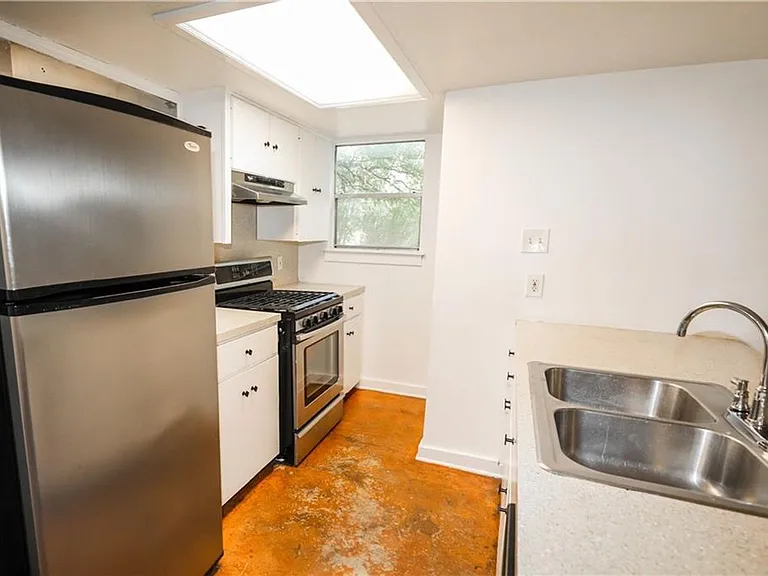 1305 Lorrain St #D — Photo 6