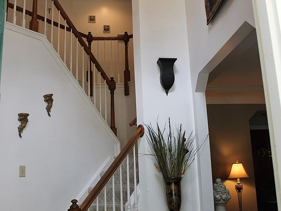 4th image of 629 Blackthorne Ct