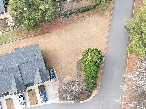 3rd image of 102 Ventura St