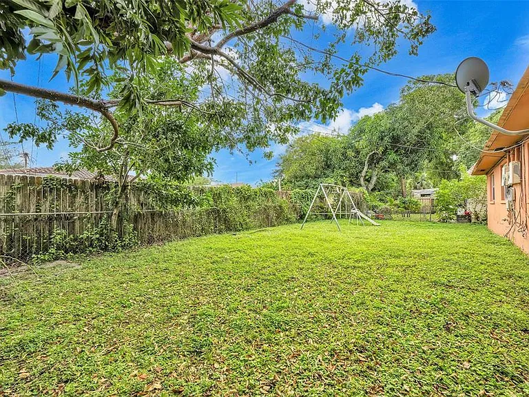 1218 NW 6th Ave — Photo 18