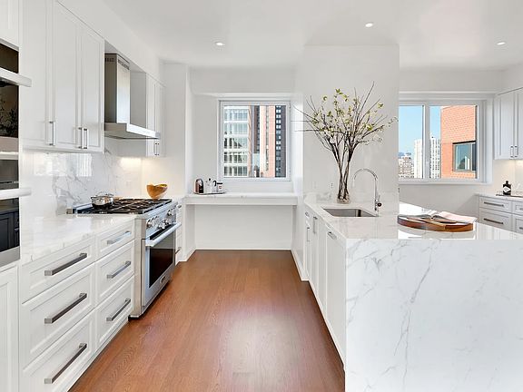 4th image of 200 E 94th St Penthouse S