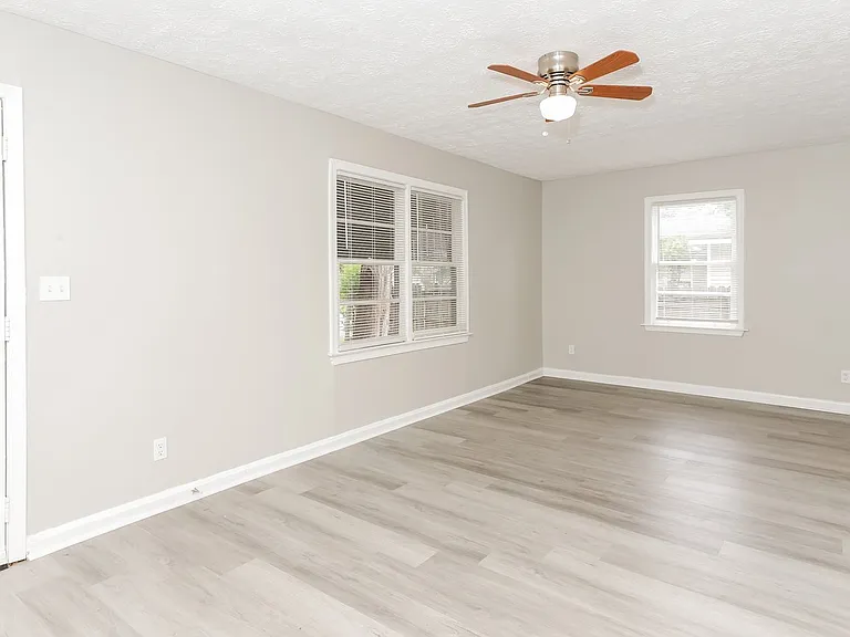 1237625_018_living_room_13102962.jpg