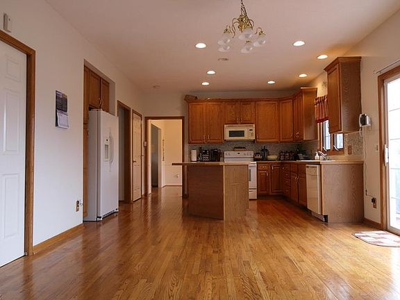 3rd image of 1494 Jennifer Dr