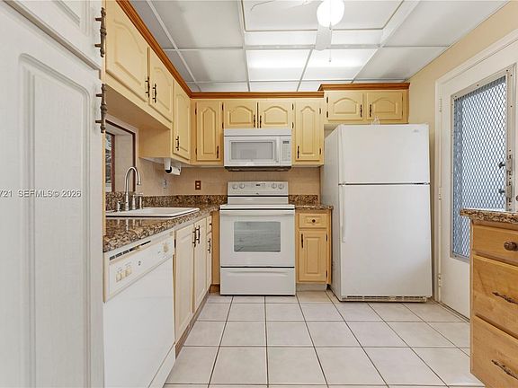 4th image of 206 SE 10th St APT 303