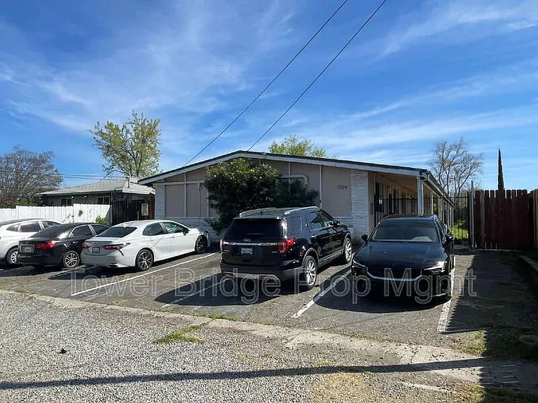 1724 Wright St #2 — Photo 4