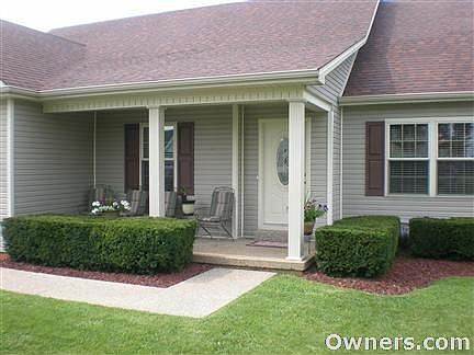 House has pebble walkway, Great neighborhoo