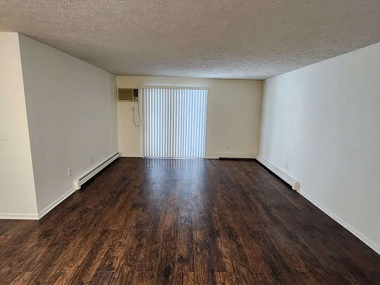 414-417 426 Munson Pl — Photo 2