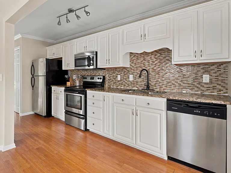 100 Harbor Dr — Photo 3