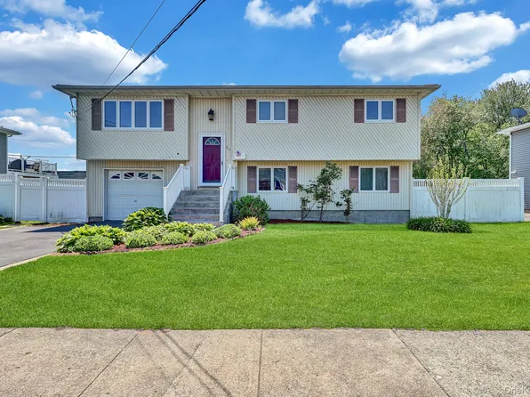 86 Paris Court, West Islip, NY 11795