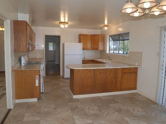 Kitchen w/ Gas Range