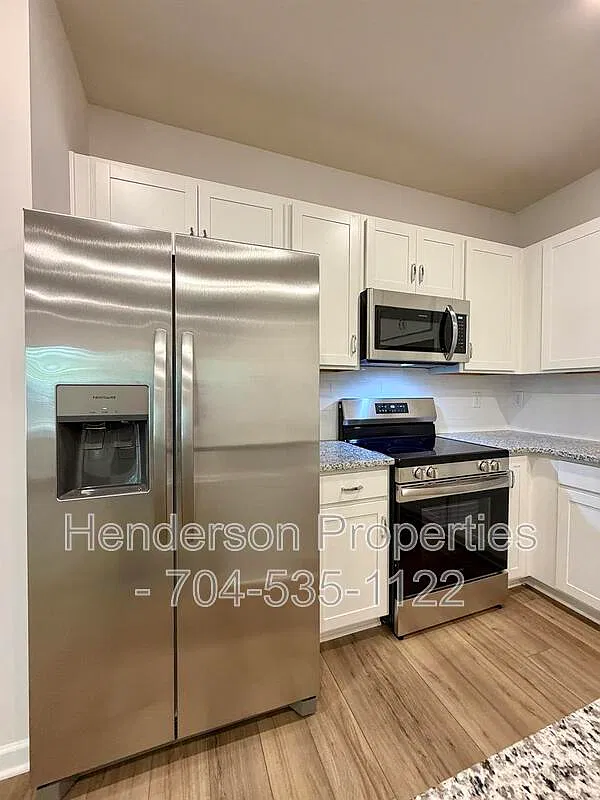 3 bed, 2.5 bath, 1443 sqft, $2,300 — Photo 4