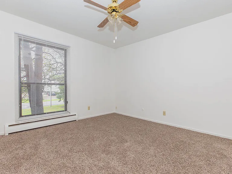 Holiday Acres Apartments — Photo 30