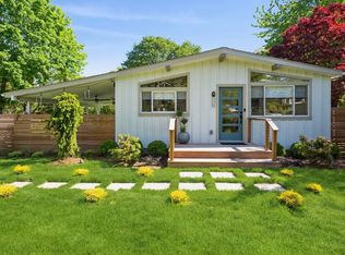 7 Starfish Ln, Hampton Bays, NY 11946