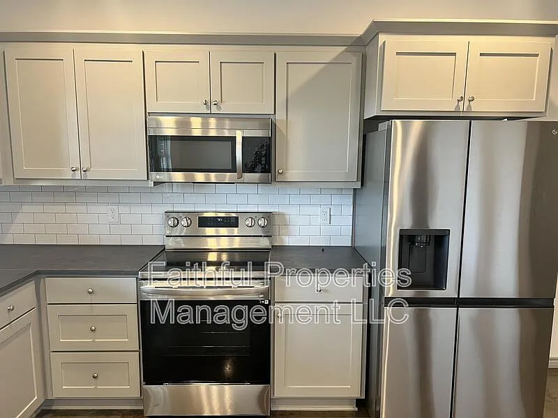 2 bed, 1.0 bath, $1,395 — Photo 2