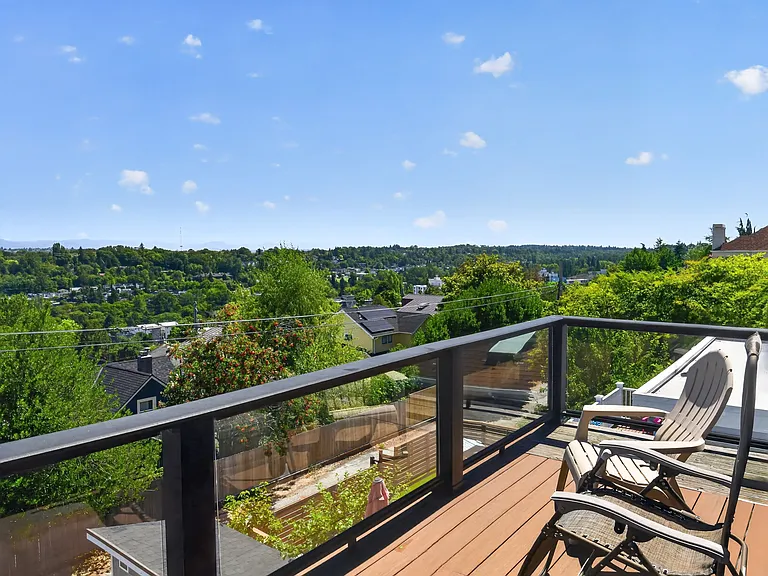Good size sun deck