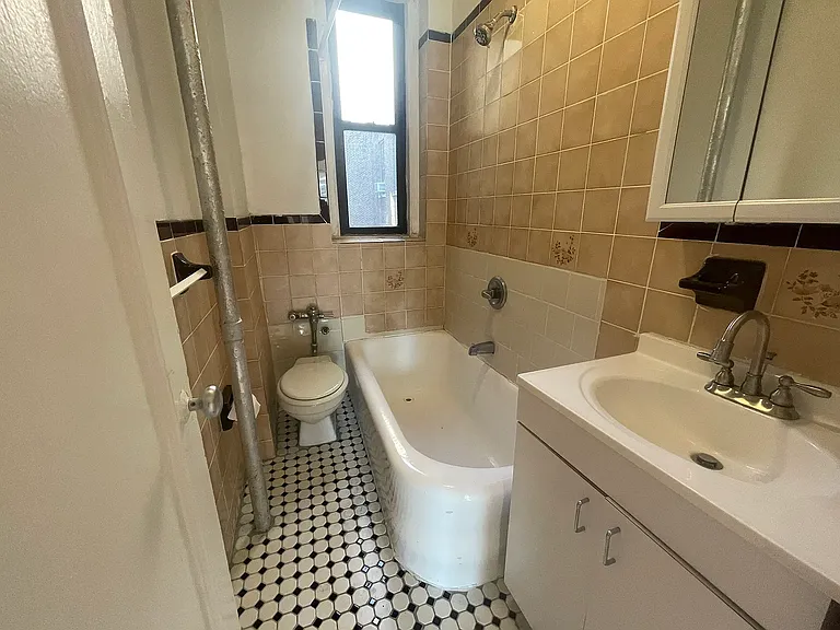13-21 Jackson Ave #1 — Photo 4