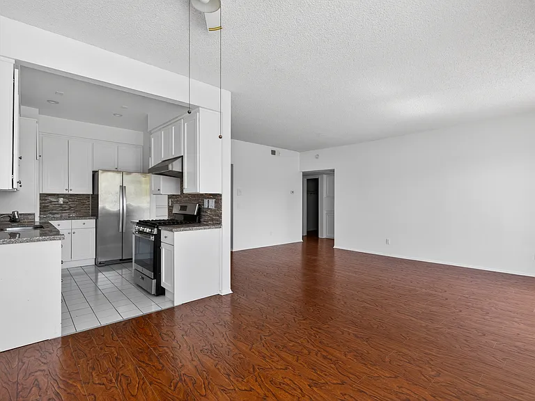 Woodman Ave Apartments — Photo 75