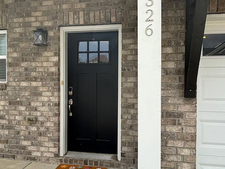 326 Banbury Dr — Photo 3