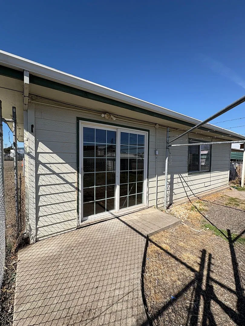Charming 1 Bedroom, 1 Bathroom Home with Updated Interior! — Photo 1