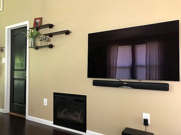 Living room / gas fireplace