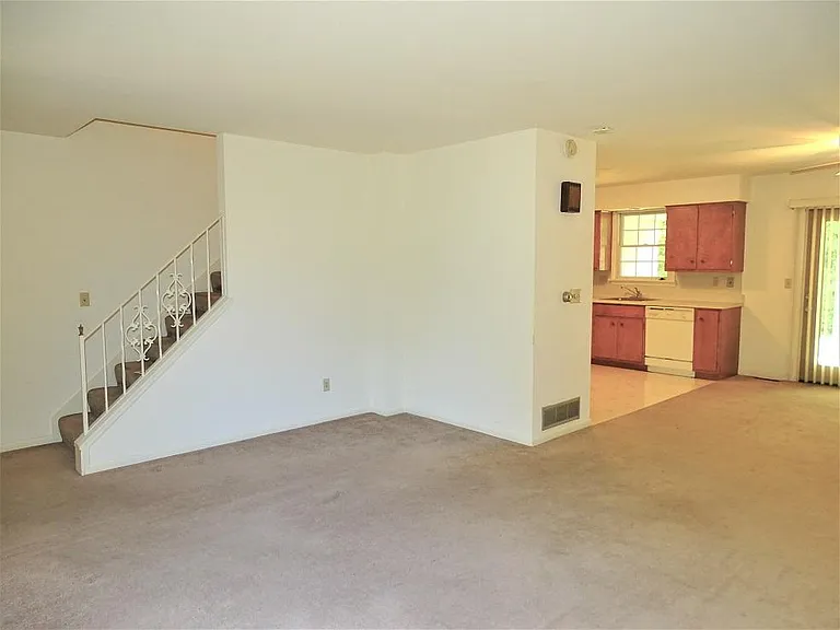 110 Garden Ave — Photo 3