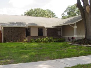 1423 Mistyglen Ln, Brandon, FL 33510