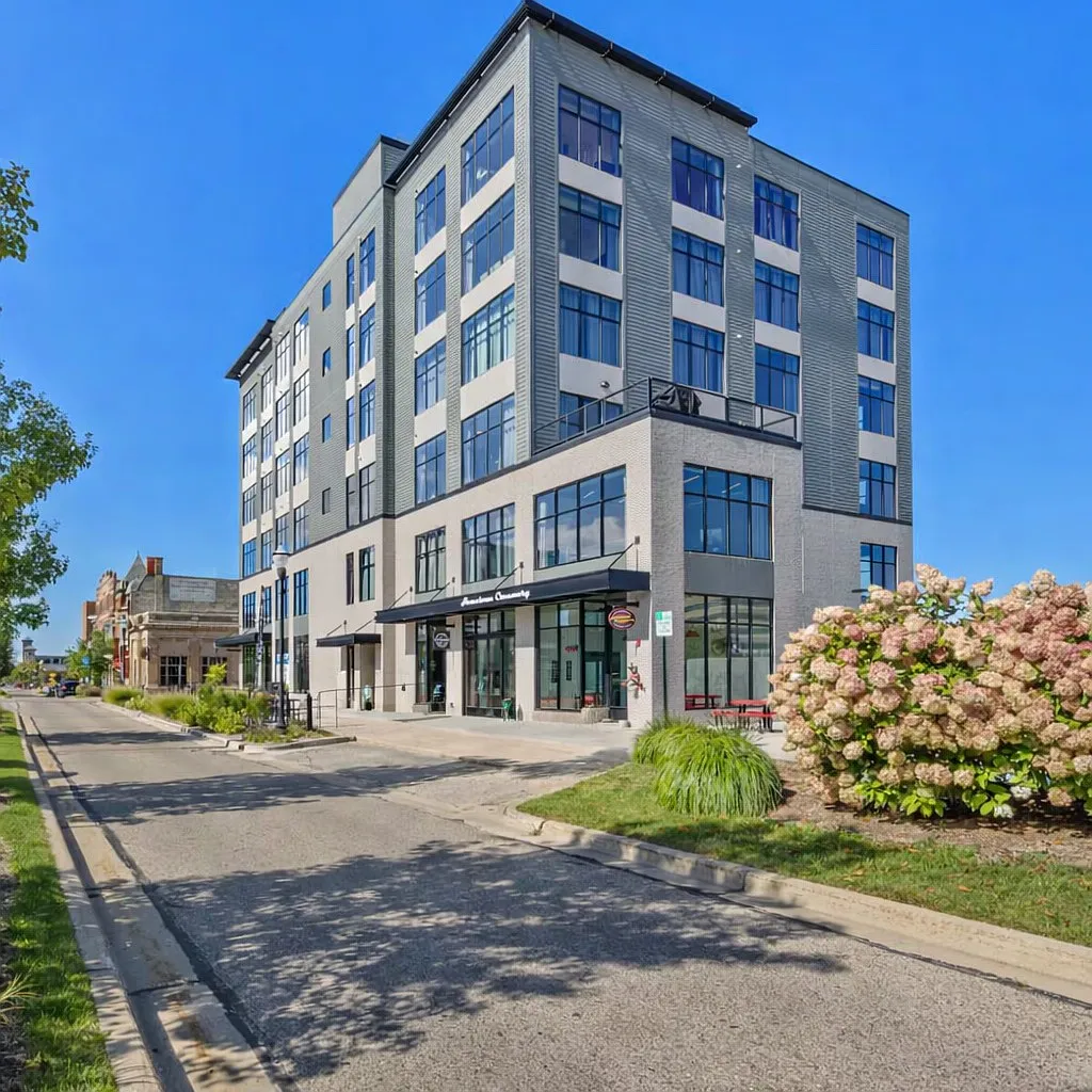 The Leonard Luxury Apartments — Photo 1