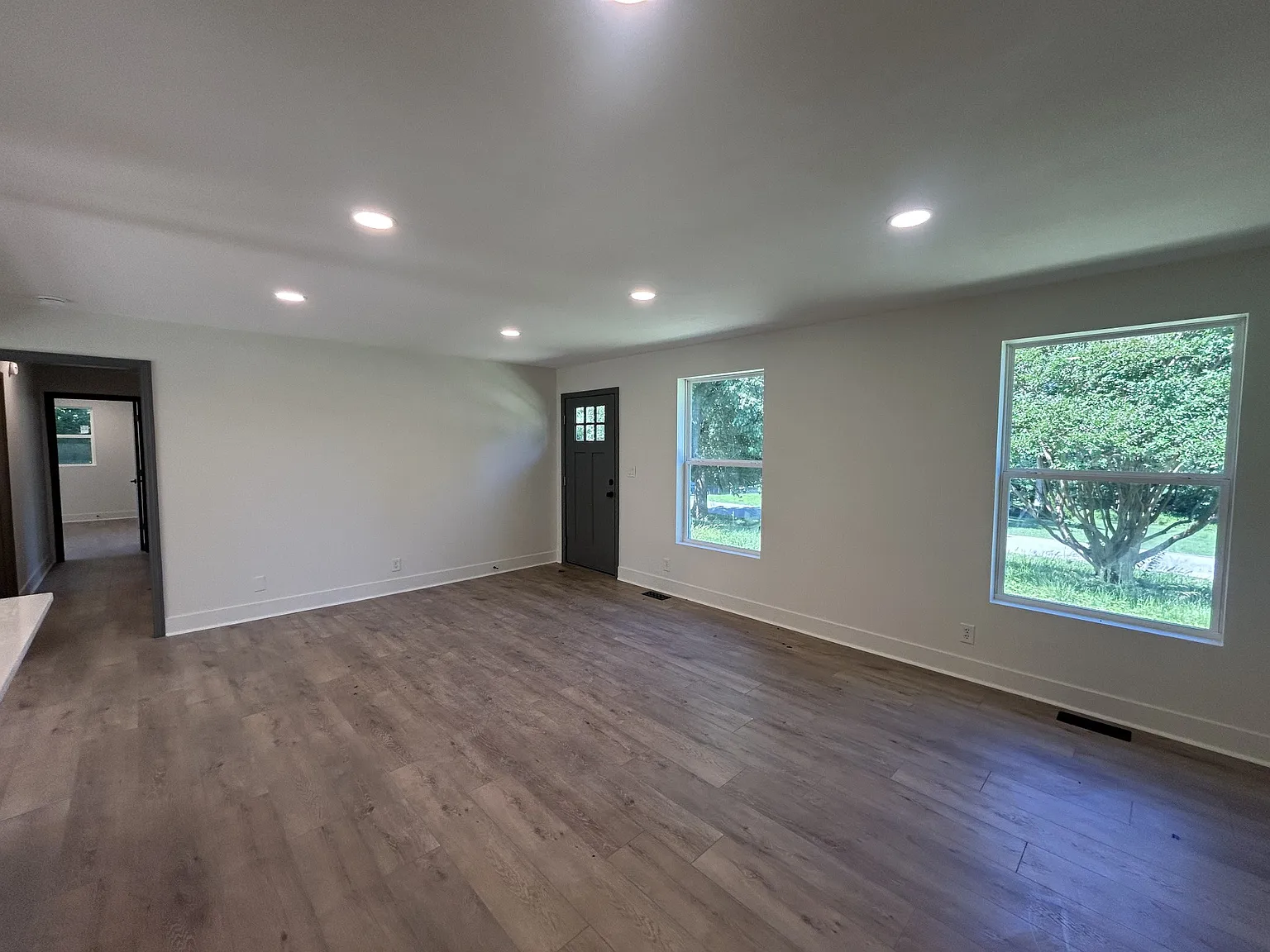 3 bed, 2000 sqft, $1,900 — Photo 2