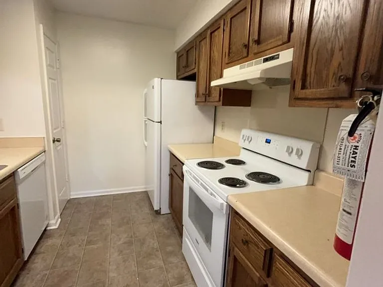 Creekwood Apartments — Photo 14