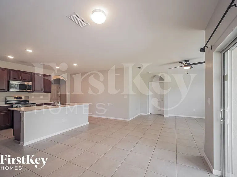 217 SE 27th St — Photo 5