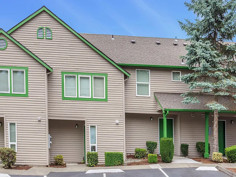 Emerald Court — Photo 12