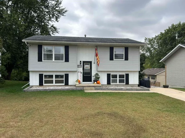 911 Lisa Dr, Maquoketa, IA 52060