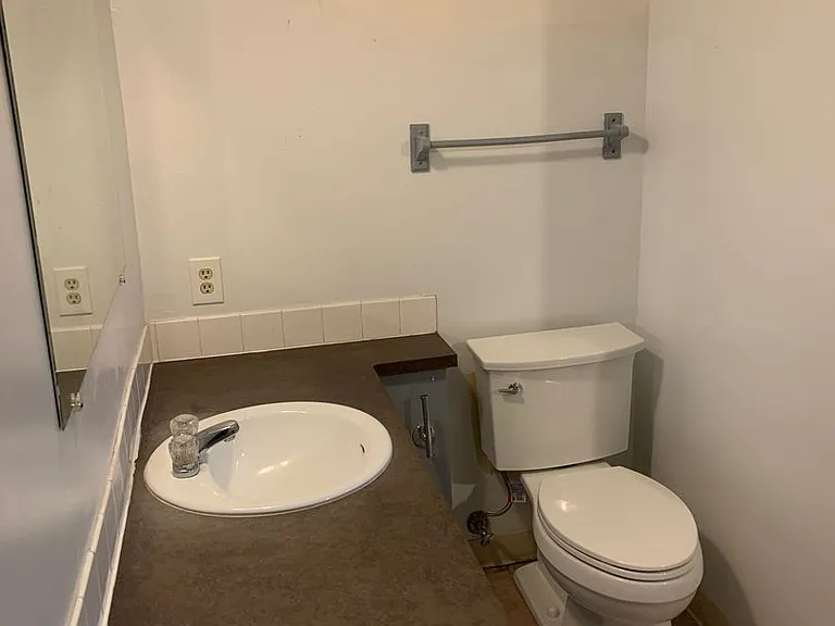 1422 W Oak St — Photo 23