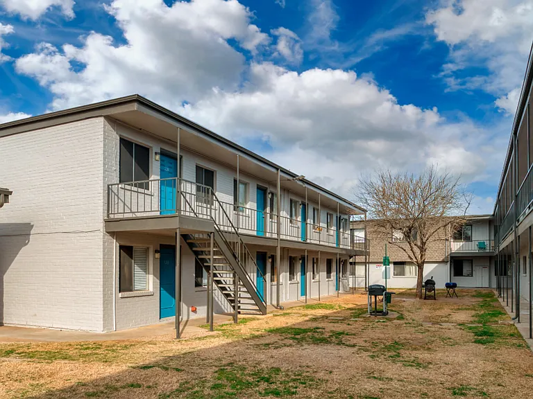 Royal Terrace: Leasing Specials! Renovated Euless Apartments, New Management! — Photo 9