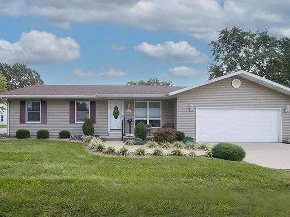 302 S Walnut St, Trenton, IL 62293