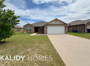 1924 W Oak Valley Way, Mustang, OK 73064