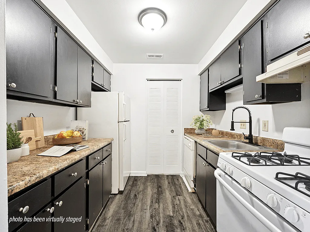 Northlake Village Apartments — Photo 3