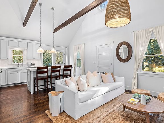 3rd image of 11 Cedarberry Ln