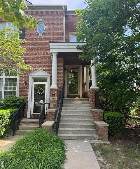 17034 Farmington Rd — Photo 1