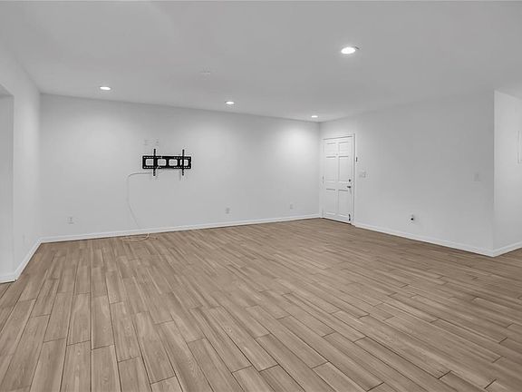 3rd image of 468 W PAR STREET #468