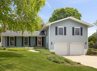 1595 Surrey Dr, Wheaton, IL 60189