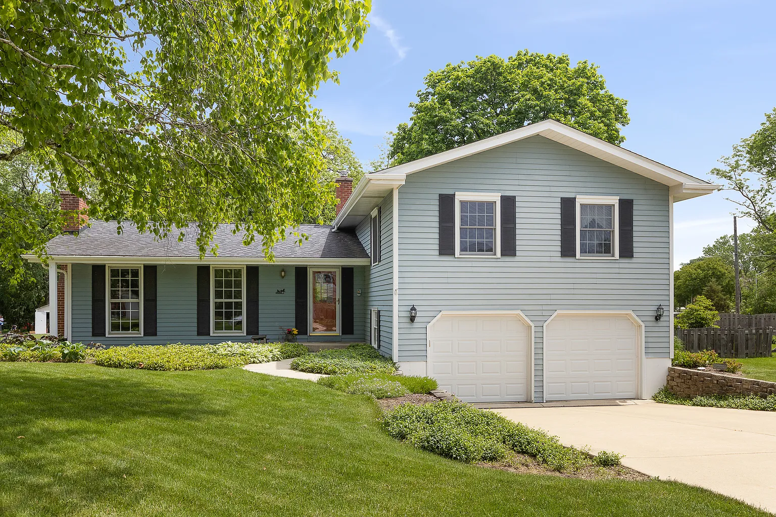 1595 Surrey Dr photo 1